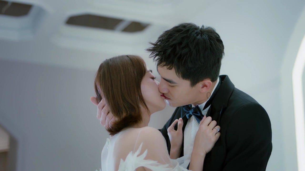 李湘复出双下巴明显,搭档李维嘉直播带货,快乐家族全员回归芒果