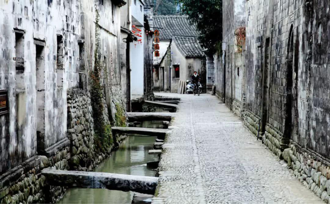 《繁花》是她第一部剧，就因姿色不够演情妇备受争议，比陈龙还小