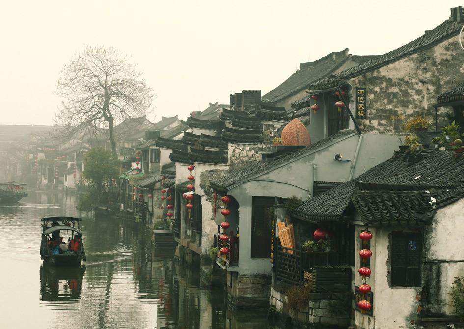 在龙游石窟核心区周围,密密麻麻分布着25座之多,独立存在的石窟